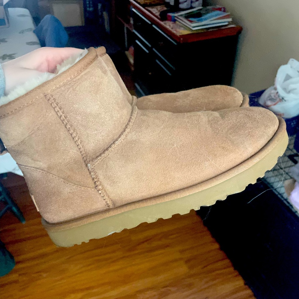 UGG Mini Chestnut Size 9!